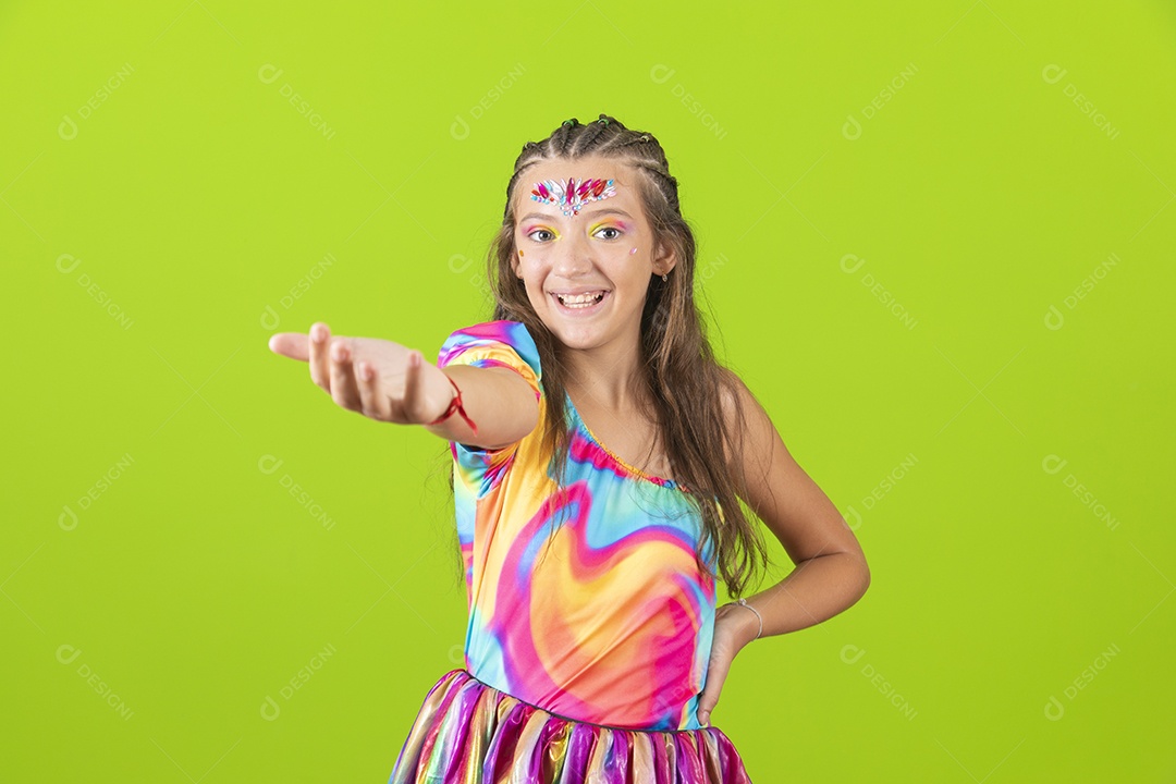 Linda menina jovem garota usando fantasia de carnaval