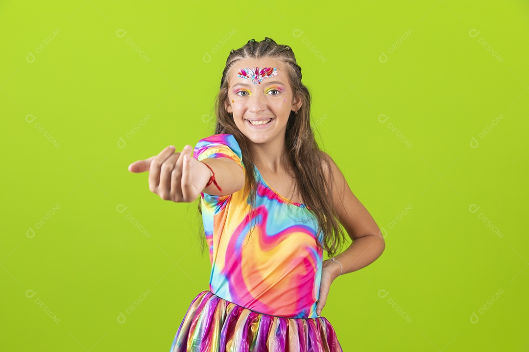 Linda menina jovem garota usando fantasia de carnaval