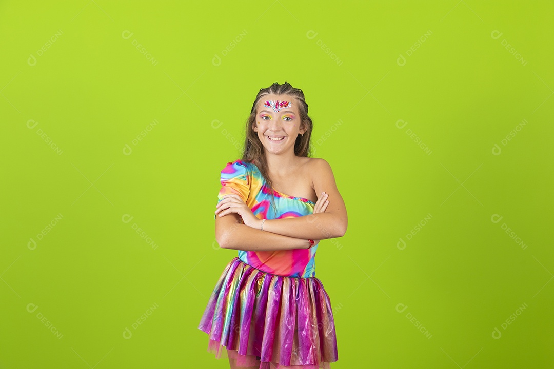 Linda menina jovem garota usando fantasia de carnaval