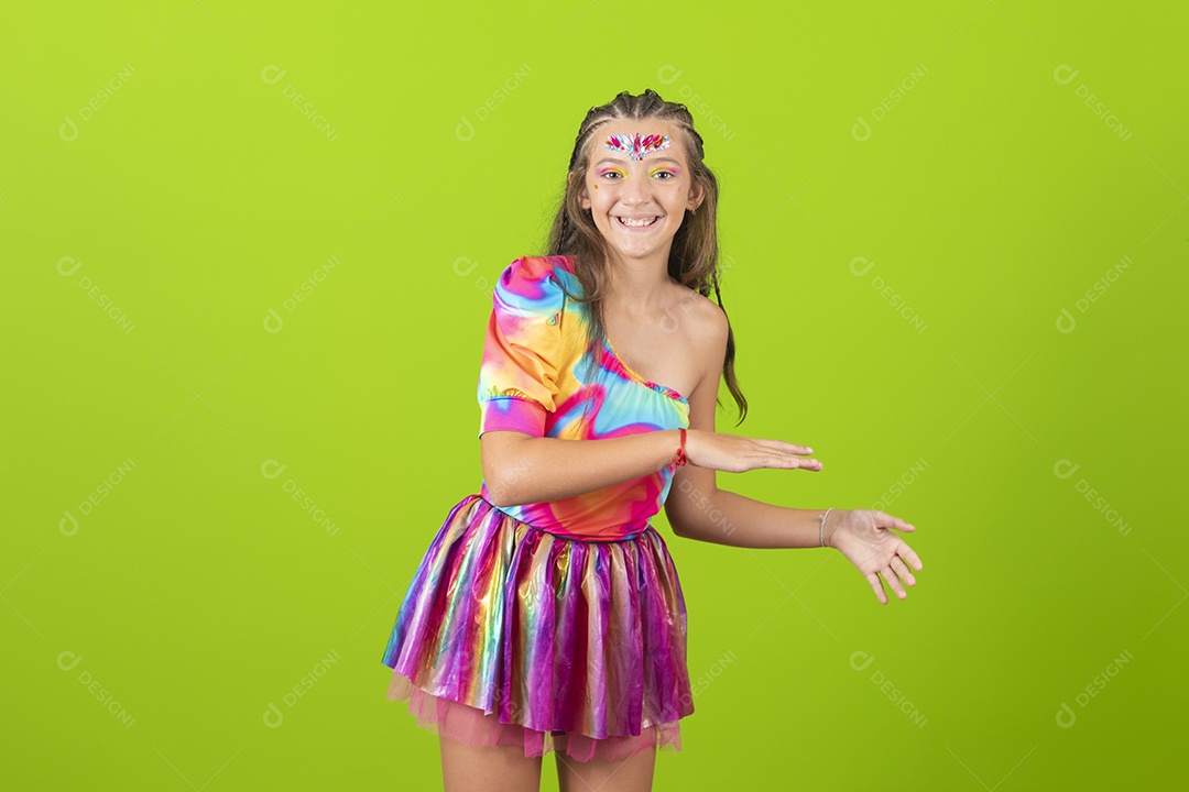 Linda menina jovem garota usando fantasia de carnaval