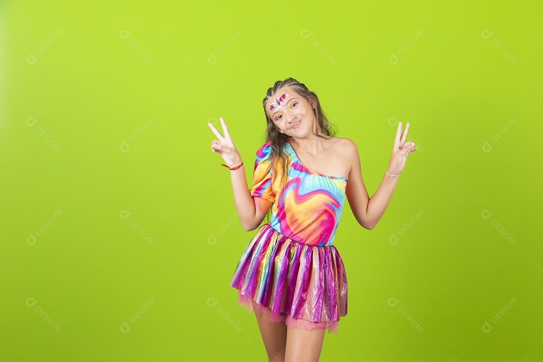 Linda menina jovem garota usando fantasia de carnaval