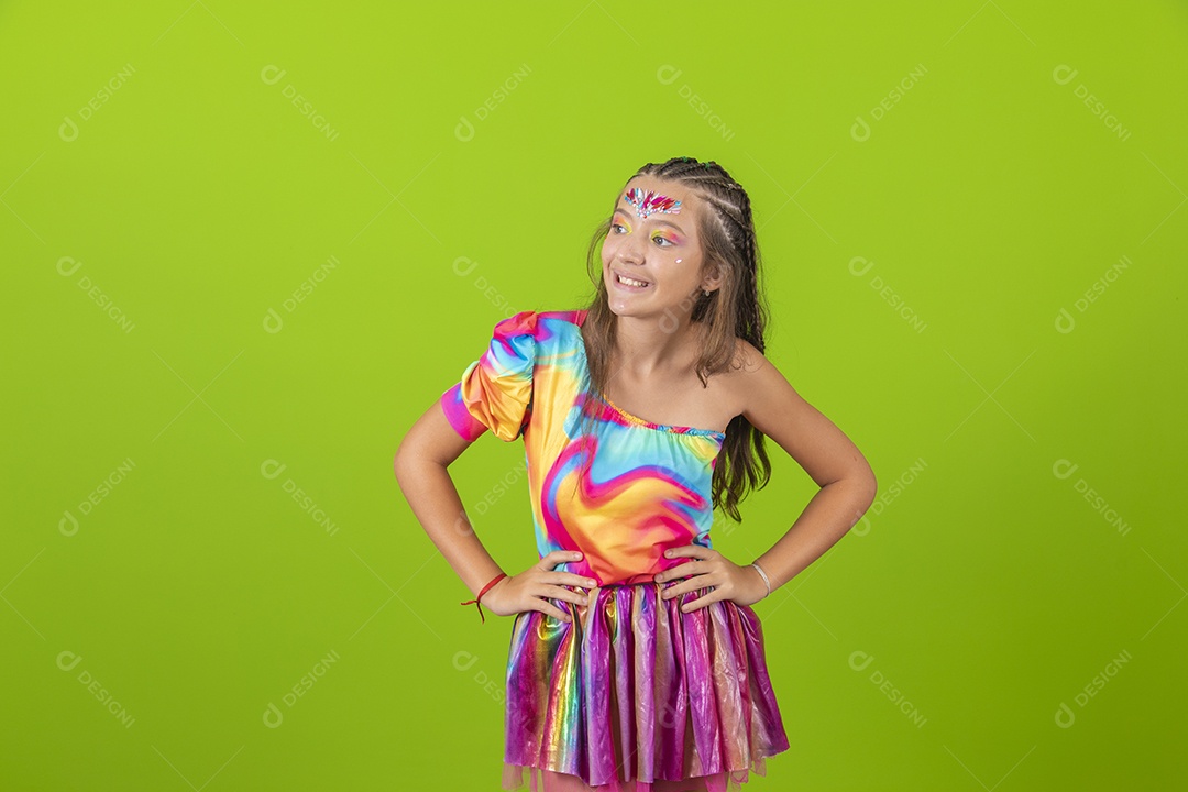 Linda menina jovem garota usando fantasia de carnaval