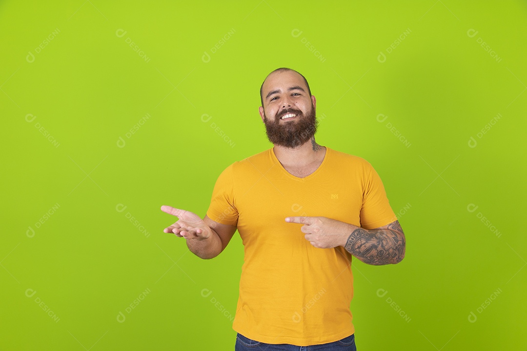 Homem jovem garoto barbudo sobre fundo isolado