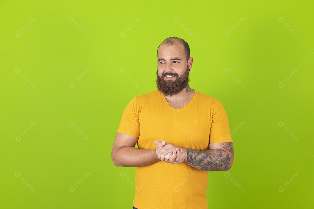Homem jovem garoto barbudo sobre fundo isolado
