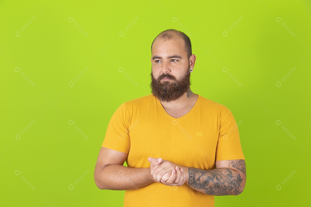 Homem jovem garoto barbudo sobre fundo isolado