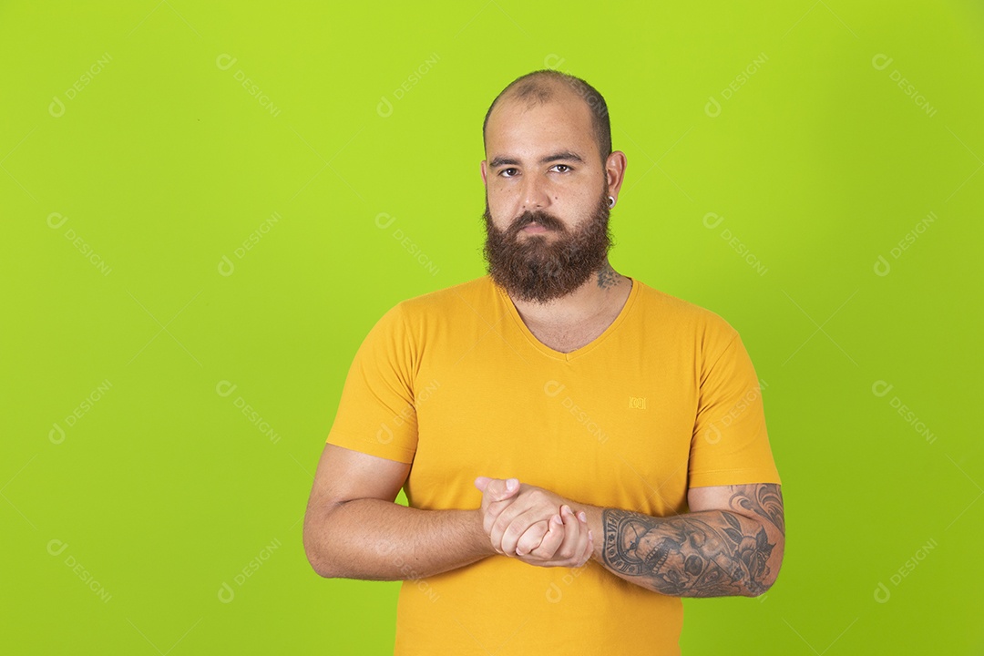 Homem jovem garoto barbudo sobre fundo isolado