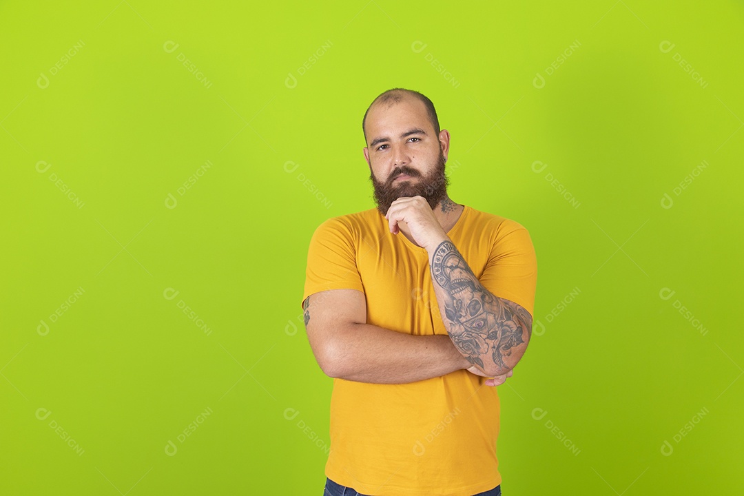 Homem jovem garoto barbudo sobre fundo isolado