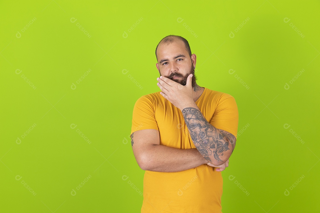 Homem jovem garoto barbudo sobre fundo isolado