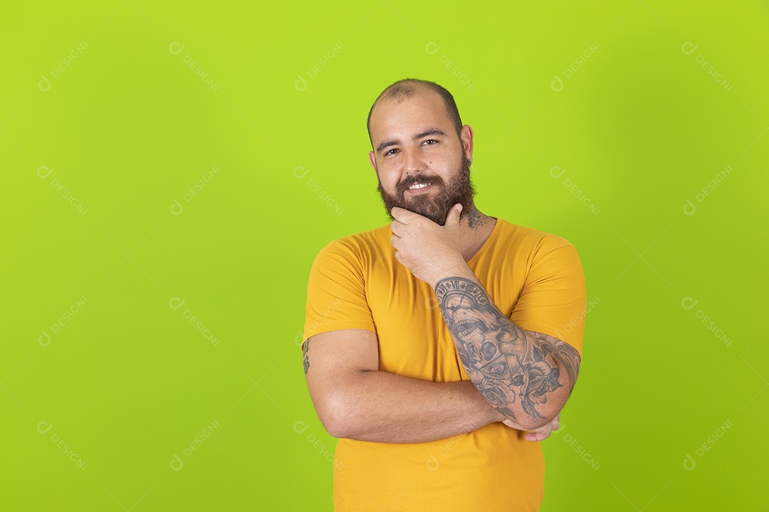 Homem jovem garoto barbudo sobre fundo isolado