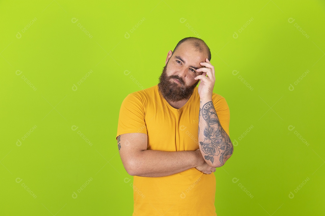 Homem jovem garoto barbudo sobre fundo isolado