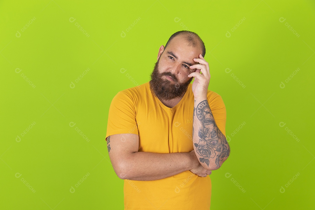 Homem jovem garoto barbudo sobre fundo isolado