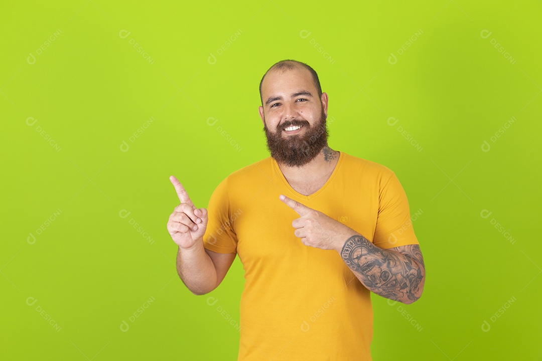 Homem jovem garoto barbudo sobre fundo isolado