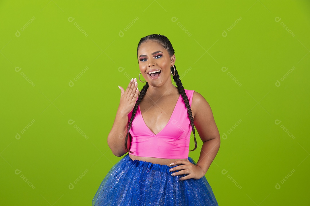 Linda mulher jovem usando fantasia de carnaval sobre fundo isolado