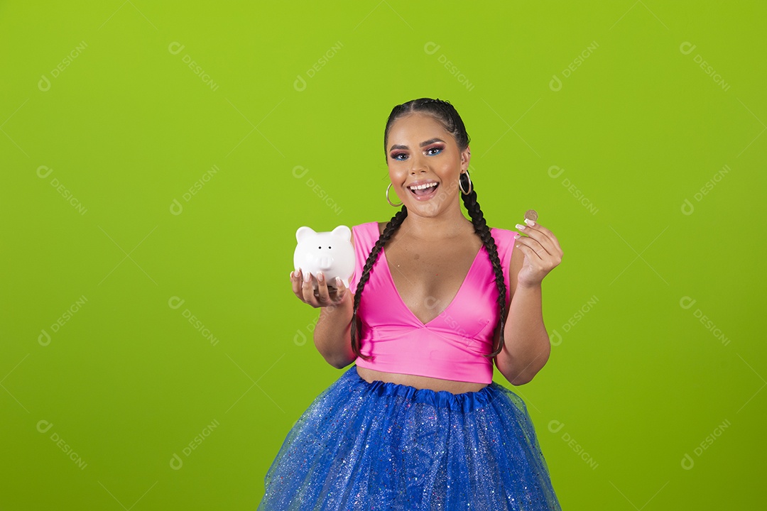 Linda mulher jovem usando fantasia de carnaval segurando cofrinho