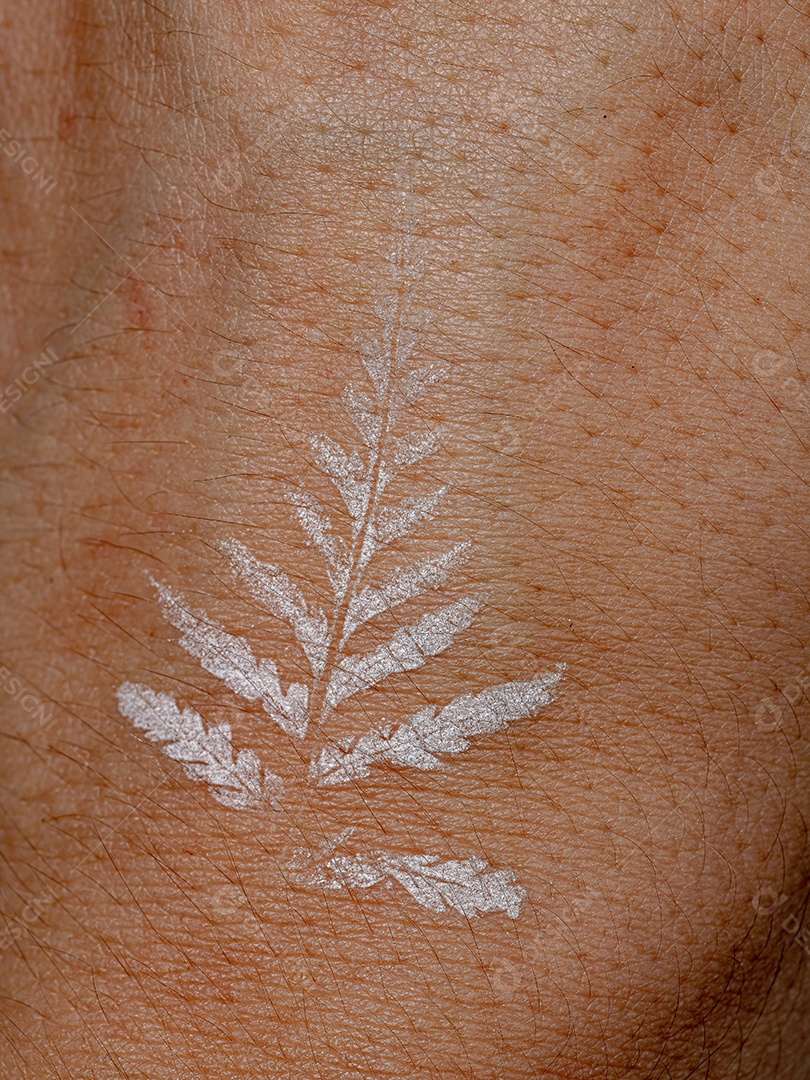 tatuagem branca natural temporária com folha de planta pteridófita na pele caucasiana em visão macro