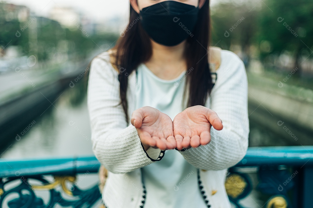 Mulher usando máscara estendendo a mão