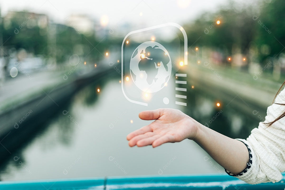 Mão segurando com ícones de ambiente