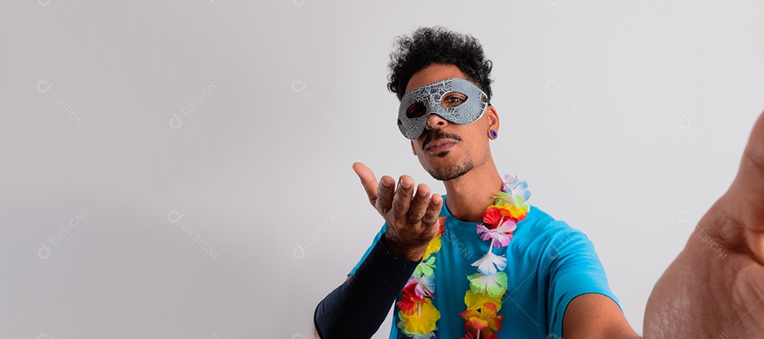 Traje Brasileiro de Carnaval. Homem negro com fantasia de carnaval tomando selfie isolado no branco.