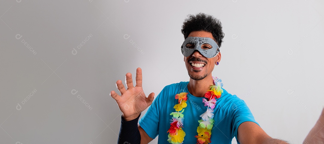 Traje Brasileiro de Carnaval. Homem negro com fantasia de carnaval tomando selfie isolado no branco.