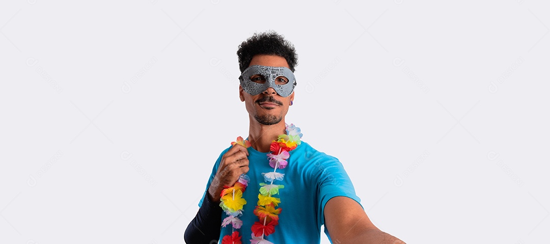 Traje Brasileiro de Carnaval. Homem negro com fantasia de carnaval tomando selfie isolado no branco.