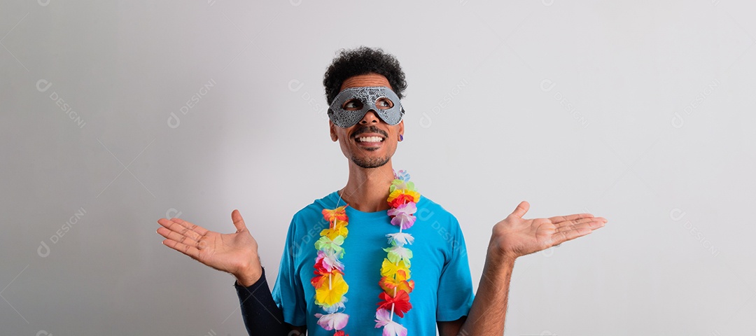 Traje Brasileiro de Carnaval. Homem negro com fantasia de carnaval tomando selfie isolado no branco.