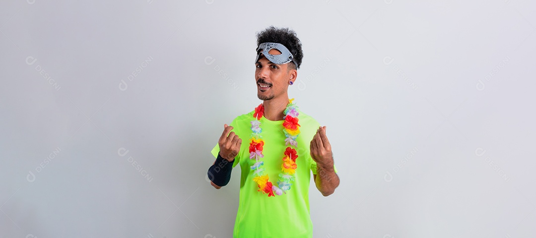 Traje Brasileiro de Carnaval. Homem negro com fantasia de carnaval tomando selfie isolado no branco.