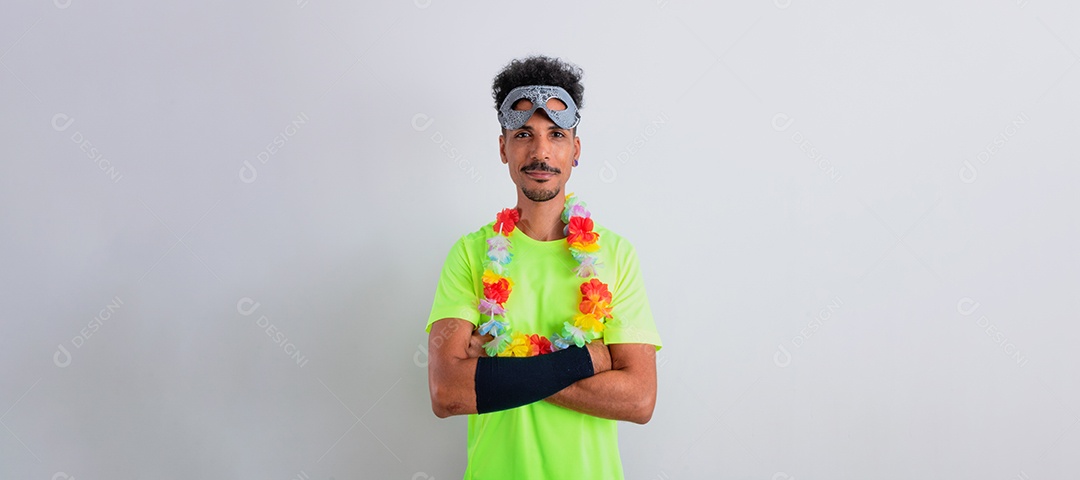 Traje Brasileiro de Carnaval. Homem negro com fantasia de carnaval tomando selfie isolado no branco.