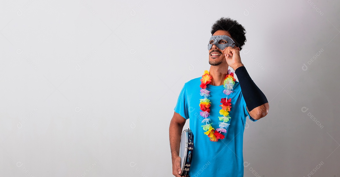 Traje Brasileiro de Carnaval. Homem negro com fantasia de carnaval tomando selfie isolado no branco.