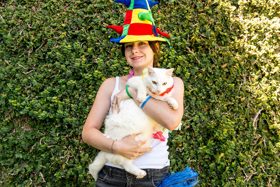 Carnaval de animais de estimação brasileiro, lindo gato branco e seu dono no carro