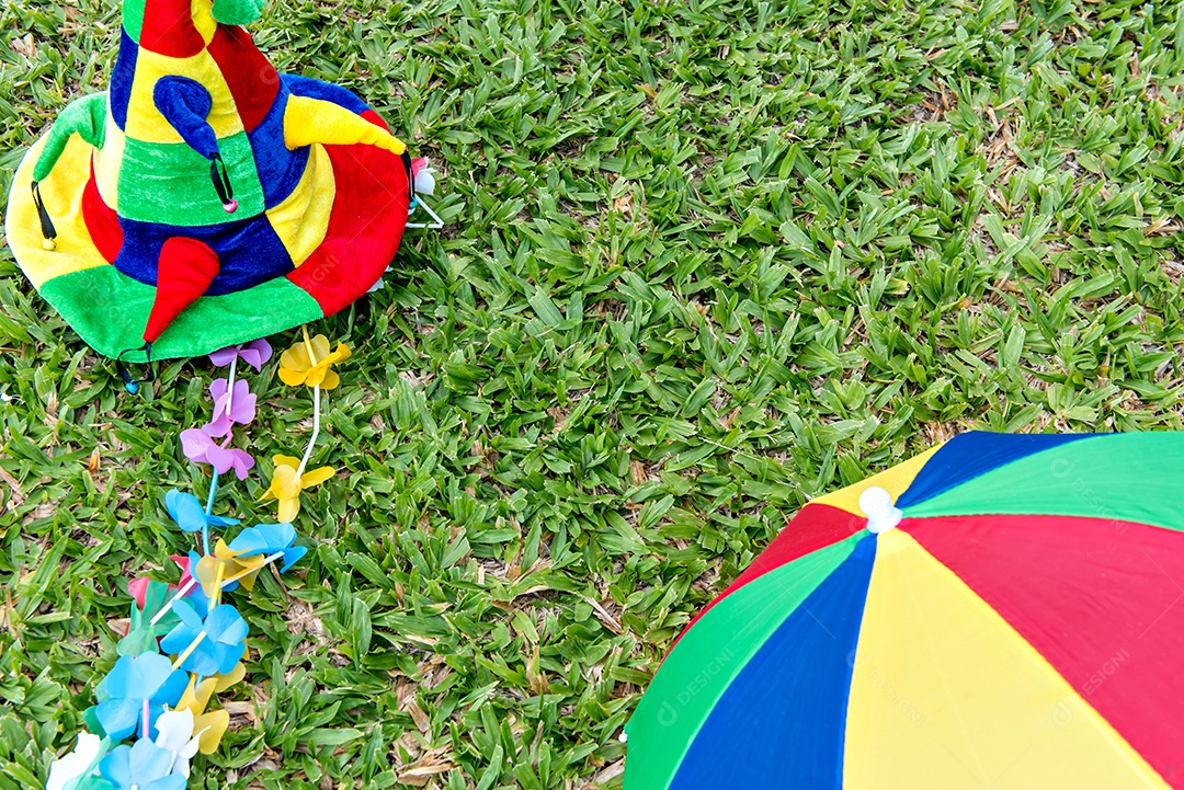 Artigos brasileiros do carnaval, parede colorida e verde no background