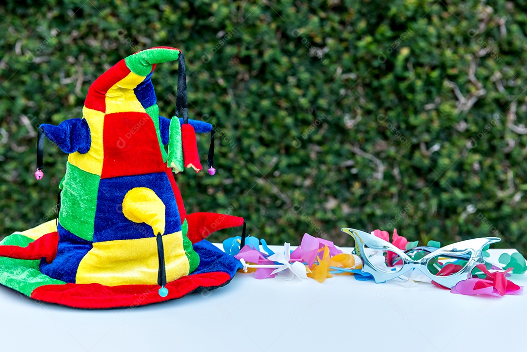 Artigos brasileiros do carnaval, parede colorida e verde no background