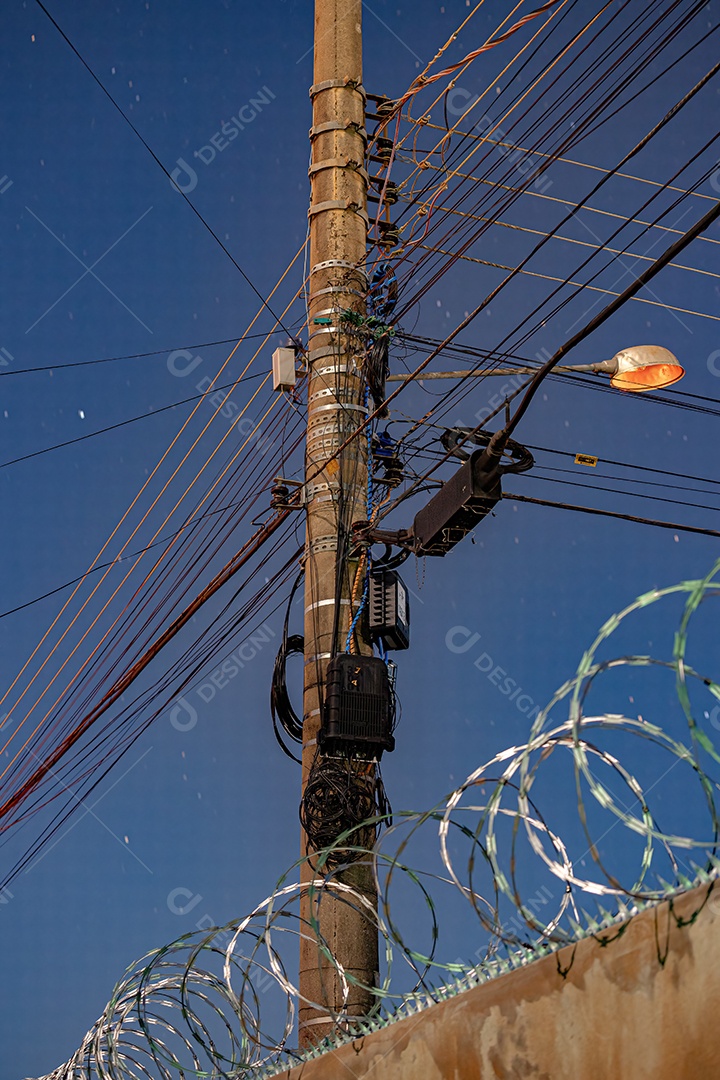 Sanfona para proteção residencial instalada em uma parede à noite