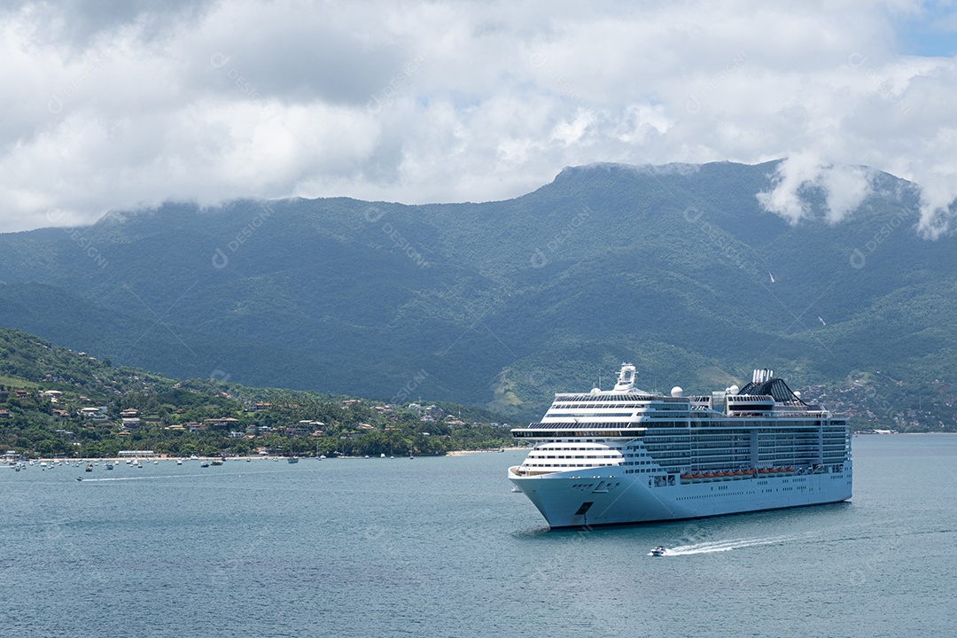 Navio de cruzeiro atracado em uma praia em Ilha Bela, na costa de São Paulo, no Brasil.