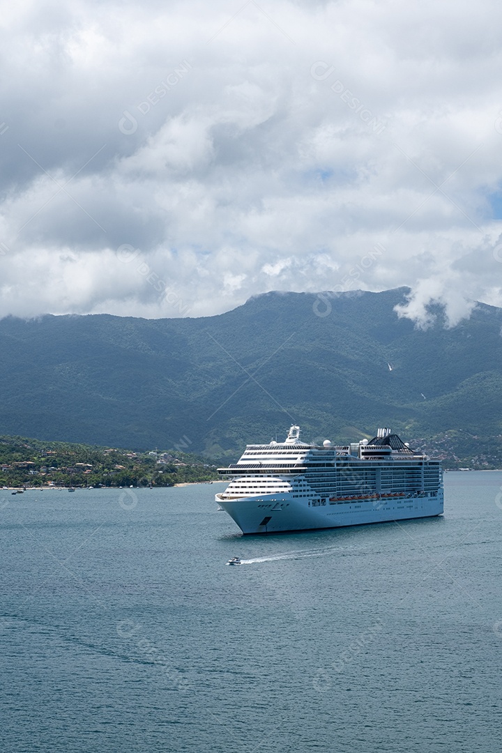 Navio de cruzeiro atracado em uma praia em Ilha Bela, na costa de São Paulo, no Brasil.