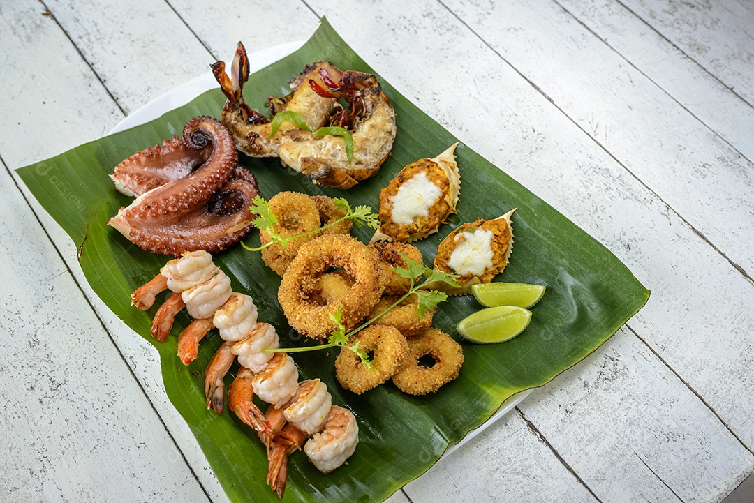 Misto de Frutos do Mar Assado. Com camarão, lula, polvo, lagosta e caranguejo na folha de bananeira. gastronomia brasileira.