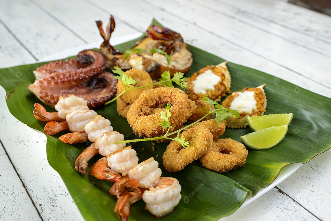 Misto de Frutos do Mar Assado. Com camarão, lula, polvo, lagosta e caranguejo na folha de bananeira. gastronomia brasileira.