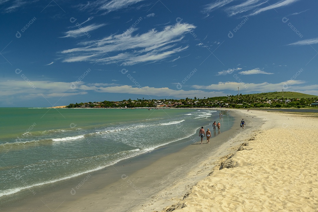 Praia de Jericoacoara Vista da praia com mar esverdeado e linda formação de cirros com céu azul.
