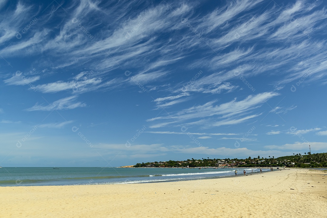 Praia de Jericoacoara, Vista da praia com mar esverdeado e linda formação de cirros com céu azul.