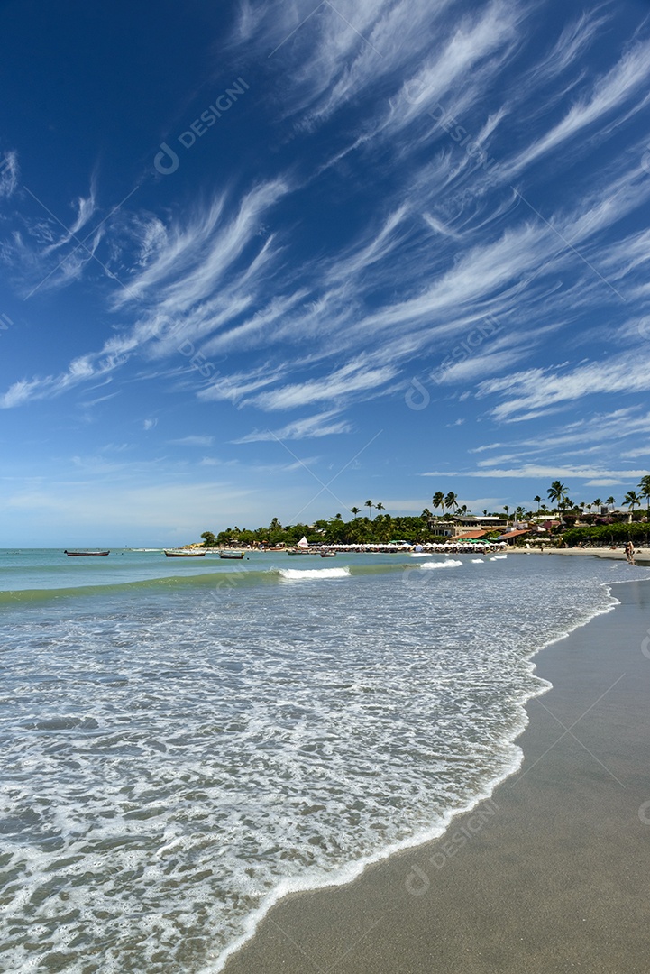 Praia de Jericoacoara,Vista da praia com mar esverdeado e linda formação de cirros com céu azul.