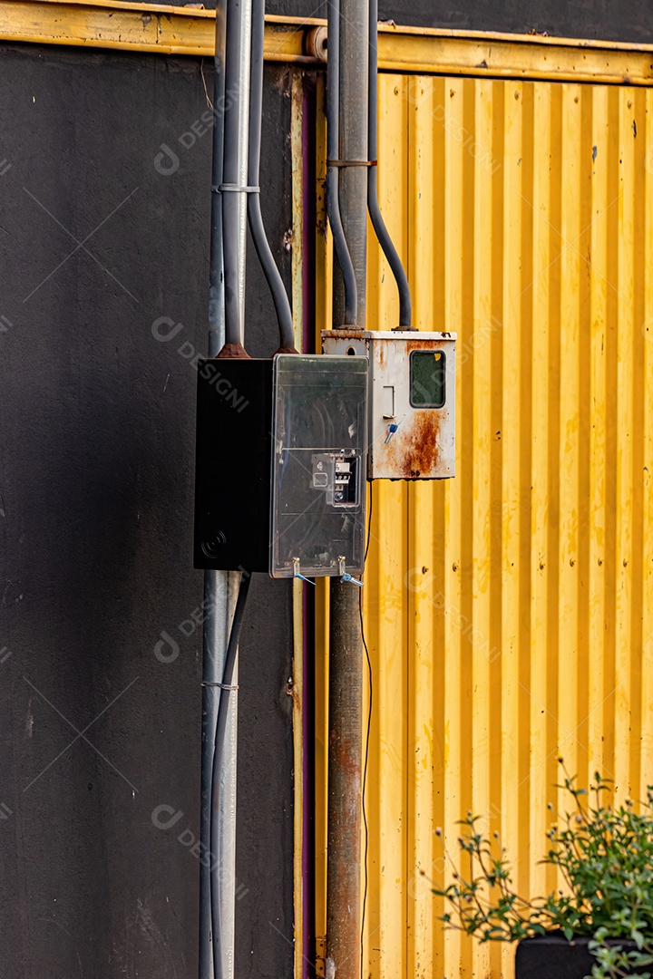 Medidores elétricos metálicos para consumo de energia residencial