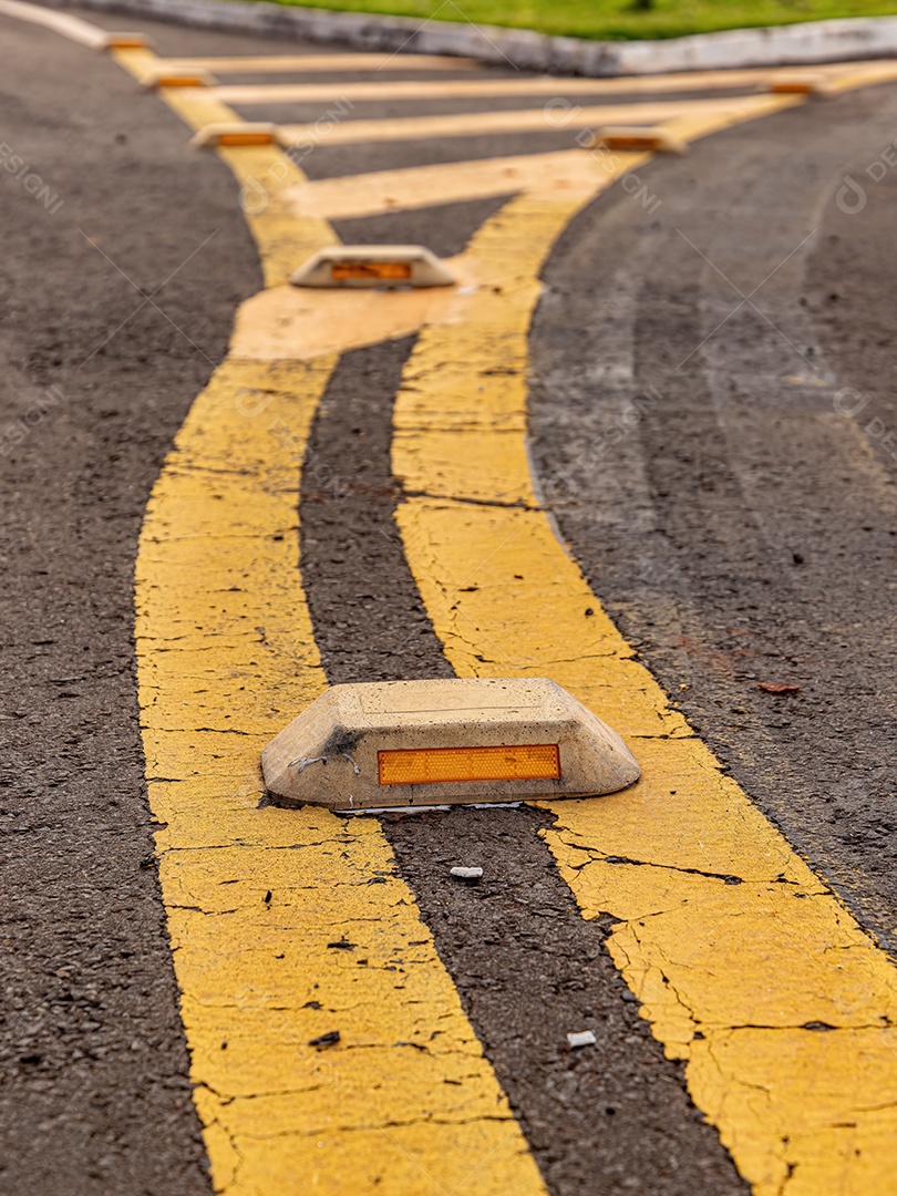 Objetos reflexivos de iluminação pública para sinalização rodoviária