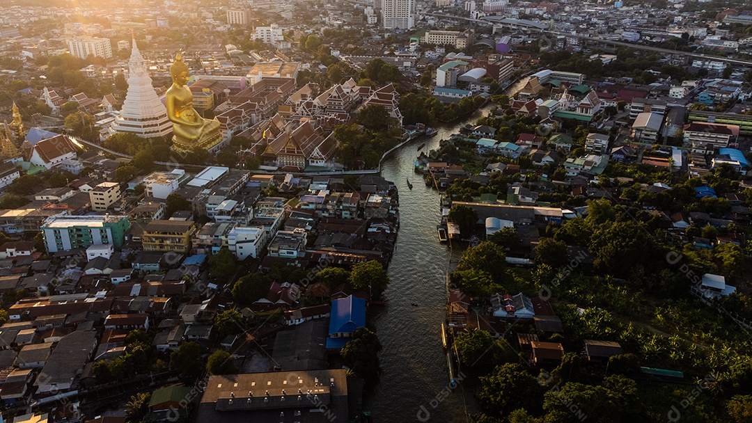 Vista de alto ângulo Fotografia aérea do grande Buda na cidade grande