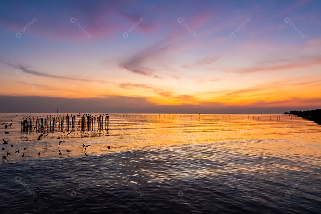 Paisagem da costa do mar durante o crepúsculo. Pôr do sol da noite.