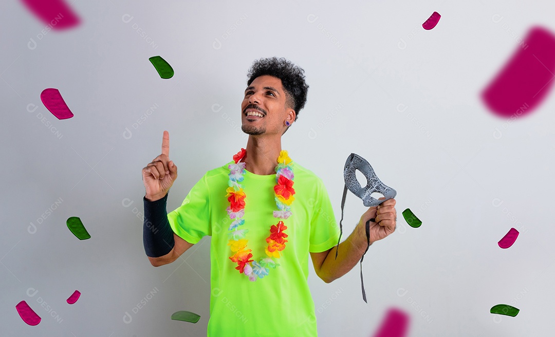 Traje Brasileiro de Carnaval. Homem negro com fantasia de carnaval tomando selfie isolado no branco.