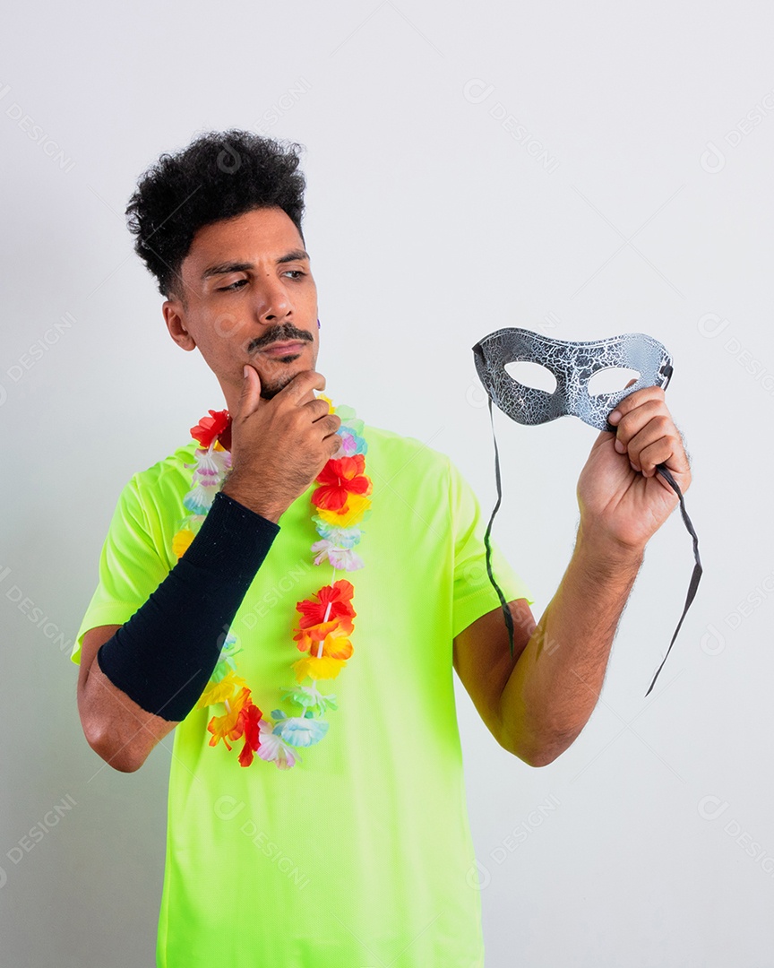 Traje Brasileiro de Carnaval. Homem negro com fantasia de carnaval tomando selfie isolado no branco.