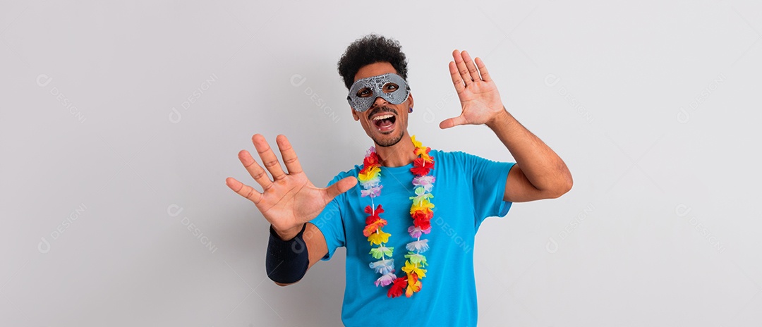 Traje Brasileiro de Carnaval. Homem negro com fantasia de carnaval tomando selfie isolado no branco.