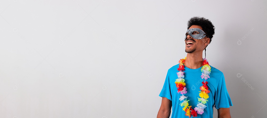 Traje Brasileiro de Carnaval. Homem negro com fantasia de carnaval tomando selfie isolado no branco.