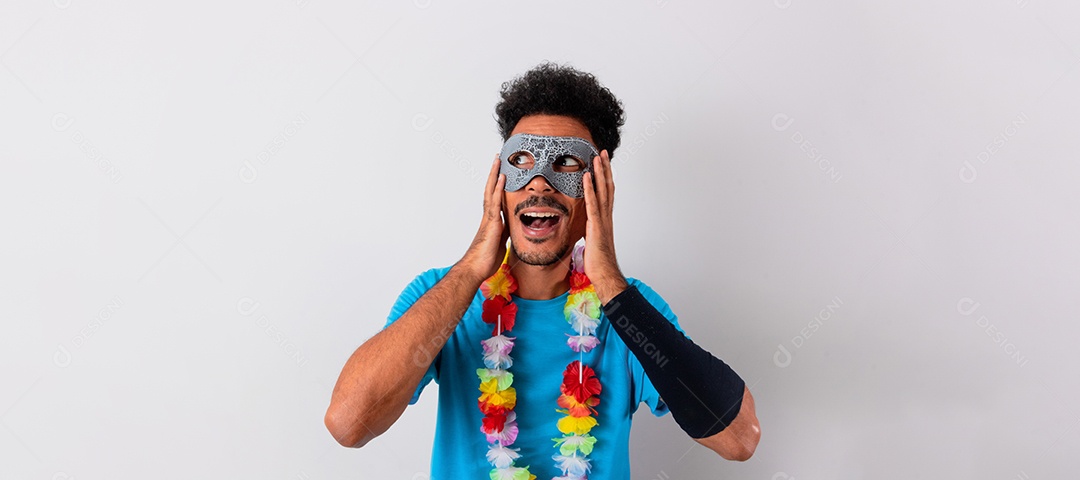 Traje Brasileiro de Carnaval. Homem negro com fantasia de carnaval tomando selfie isolado no branco.