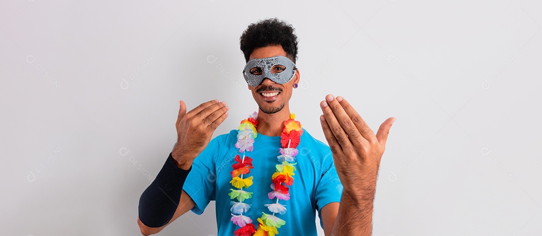 Traje Brasileiro de Carnaval. Homem negro com fantasia de carnaval tomando selfie isolado no branco.