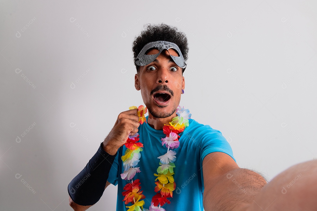 Traje Brasileiro de Carnaval. Homem negro com fantasia de carnaval tomando selfie isolado no branco.